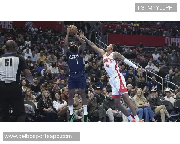 中学生篮球班赛惊现绝杀三分球精彩瞬间引发热议 中学生篮球班赛惊现绝杀三分球精彩瞬间引发热议