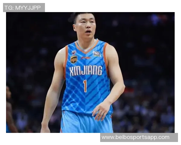 曾凡博与狄龙赛前激情致辞引发现场球迷热烈欢呼气氛高涨 曾凡博与狄龙赛前激情致辞引发现场球迷热烈欢呼气氛高涨