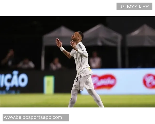 内马尔因伤缺阵携女儿现身球场为桑托斯加油助威 内马尔因伤缺阵携女儿现身球场为桑托斯加油助威