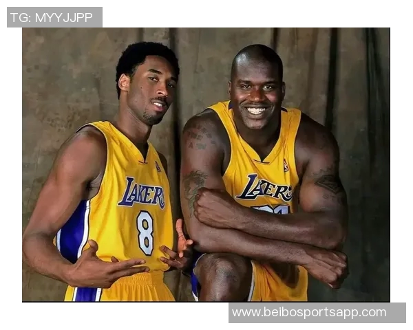 谢里夫奥尼尔特意前来致敬科比叔叔与雕像合影留念